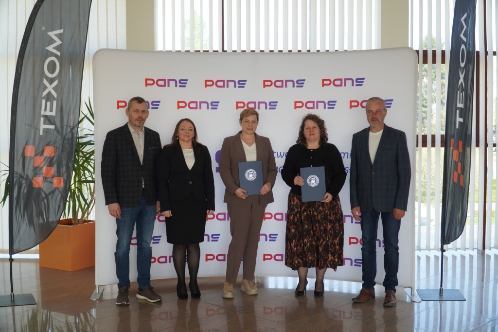Uczestnicy konferencji „Poprawa jakości kształcenia osób dorosłych” wręczają certyfikaty.