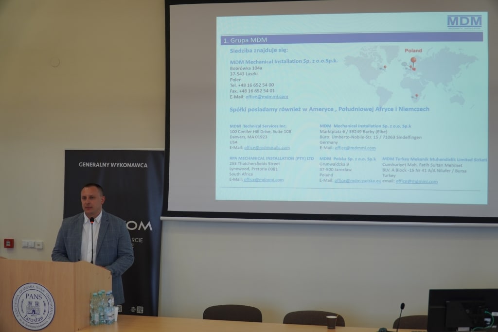 Mężczyzna przemawia na konferencji „Poprawa jakości kształcenia osób dorosłych”