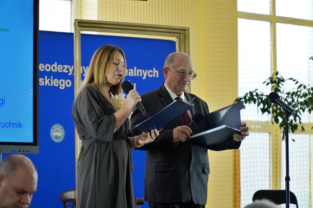 Kobieta i mężczyzna przemawiają na jubileuszu Zespołu Szkół Drogowo-Geodezyjnych w Jarosławiu.