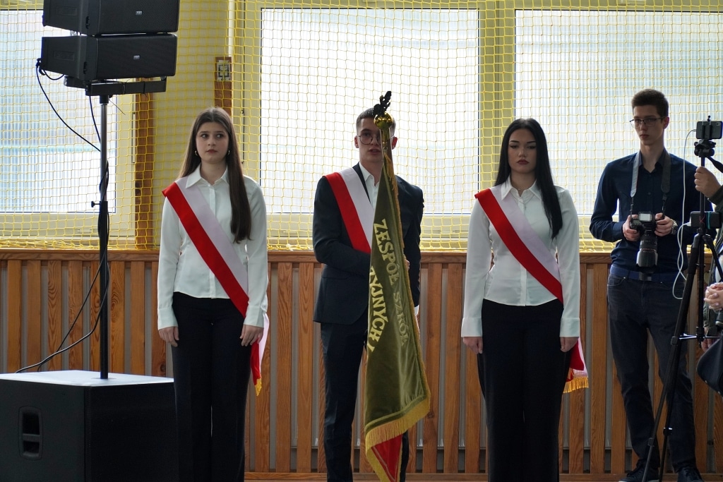 Uczniowie Zespołu Szkół Drogowo-Geodezyjnych i Licealnych z sztandarem podczas jubileuszu.