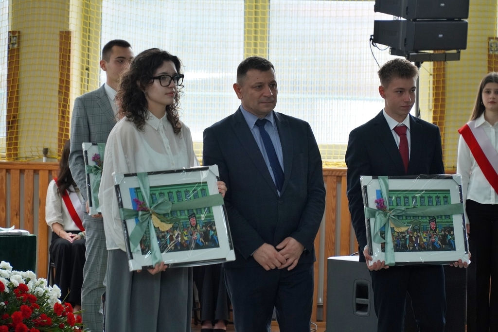 Uczniowie Zespołu Szkół Drogowo-Geodezyjnych i Licealnych w Jarosławiu odbierają nagrody.