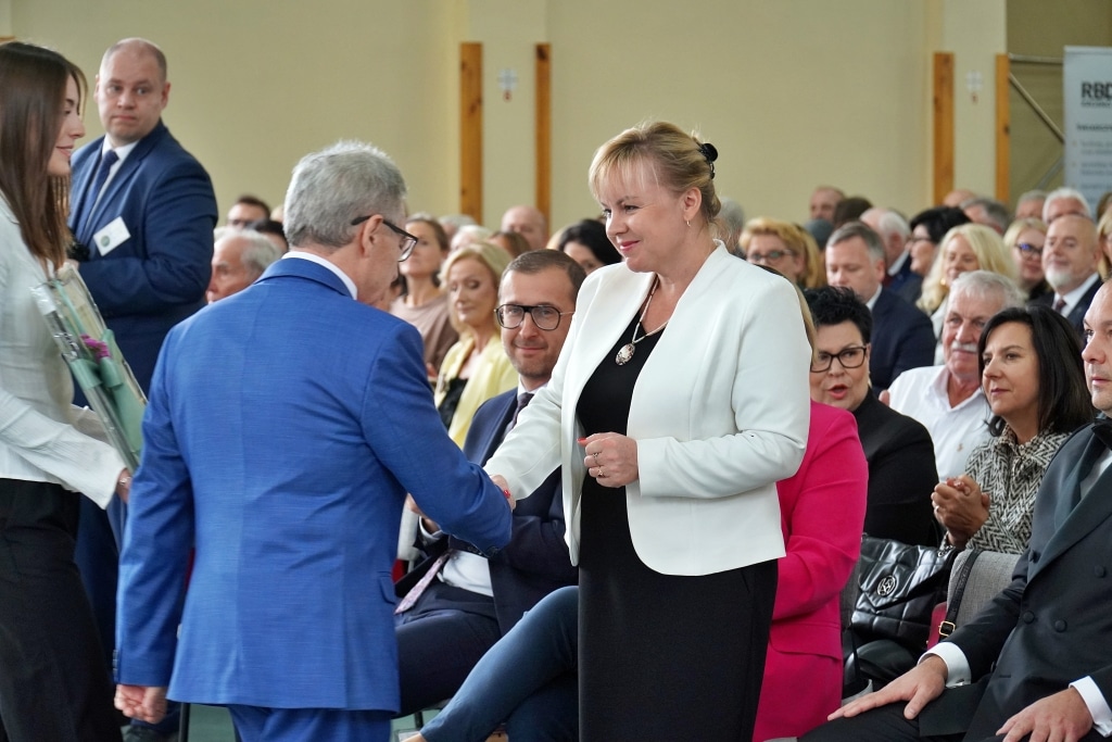 Dyrektorka Zespołu Szkół Drogowo-Geodezyjnych i Geodezyjnych w Jarosławiu na jubileuszu 85-lecia