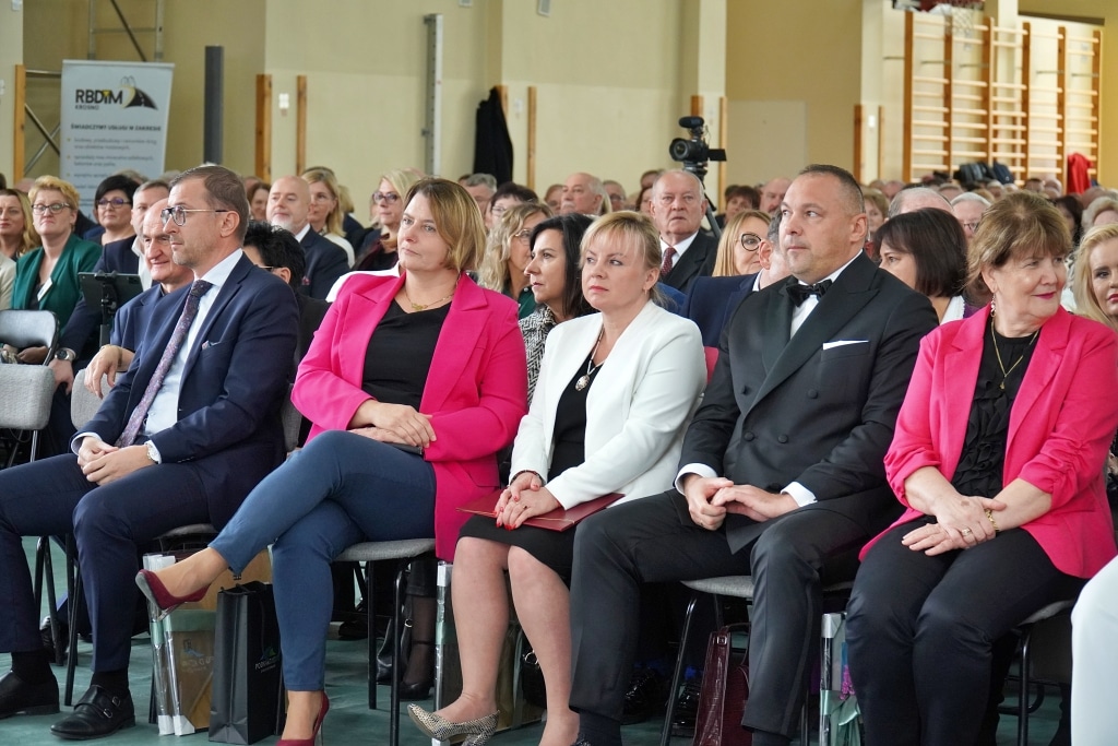 Uczestnicy jubileuszu 85-lecia Zespołu Szkół Drogowo-Geodezyjnych w Jarosławiu