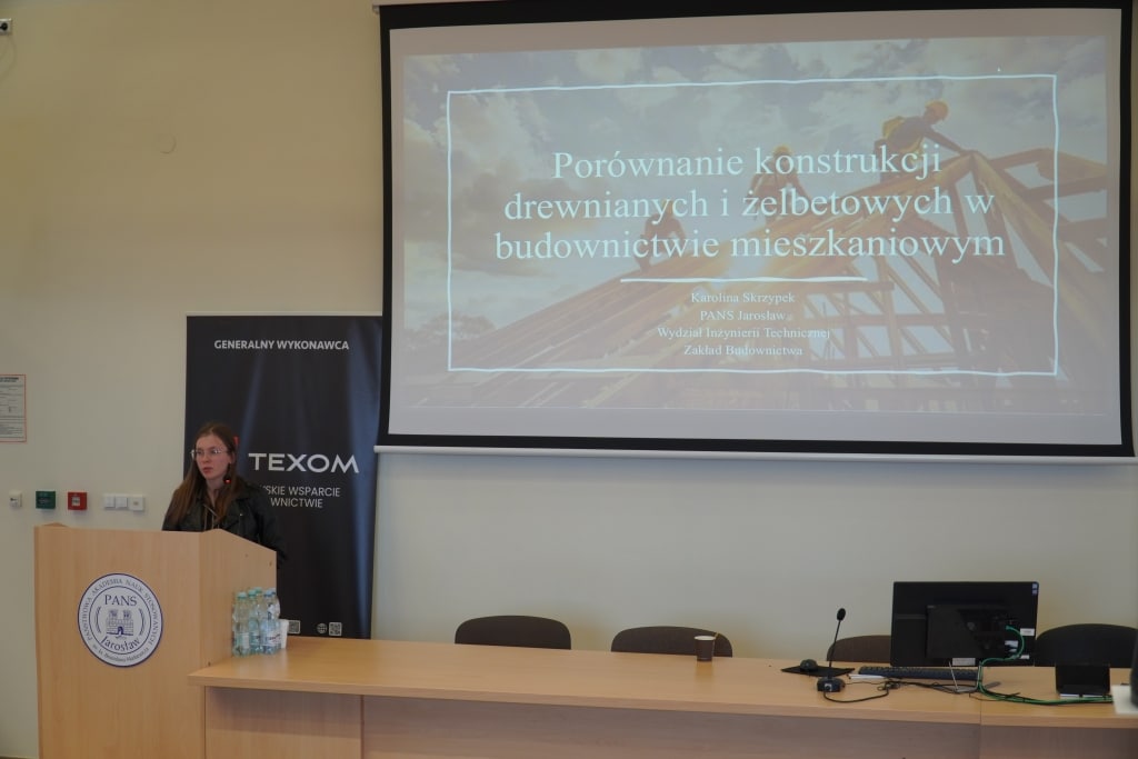 Karolina Skrzypek z PANS Jarosław prezentuje porównanie konstrukcji drewnianych i żelbetowych.