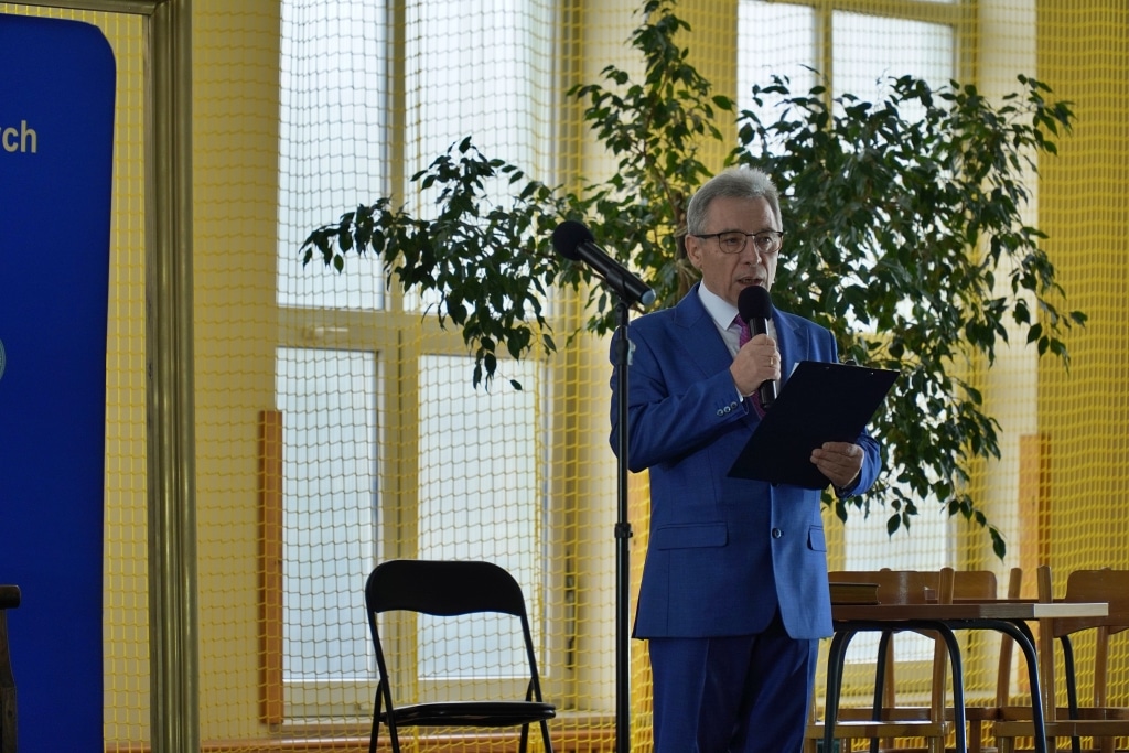 Dyrektor Zespołu Szkół Drogowo-Geodezyjnych i Licealnych w Jarosławiu podczas jubileuszu 85-lecia.