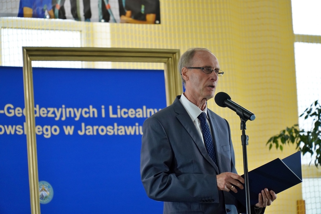 Dyrektor Zespołu Szkół Drogowo-Geodezyjnych i Licealnych w Jarosławiu podczas jubileuszu 85-lecia.