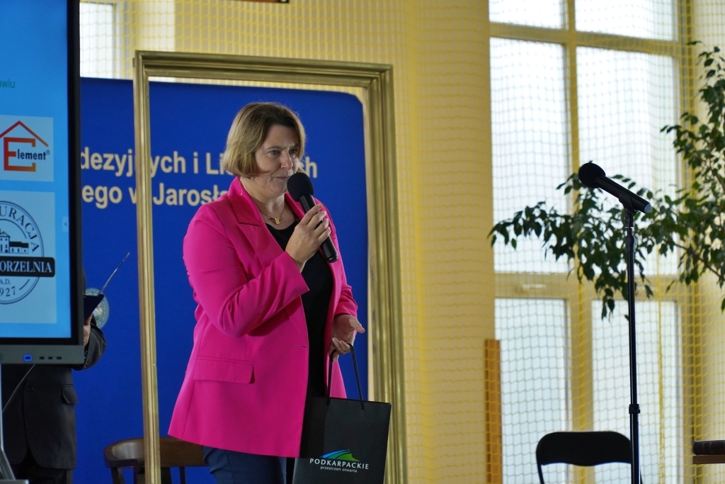 Dyrektorka Zespołu Szkół Drogowo-Geodezyjnych i Licealnych w Jarosławiu podczas jubileuszu 85-lecia