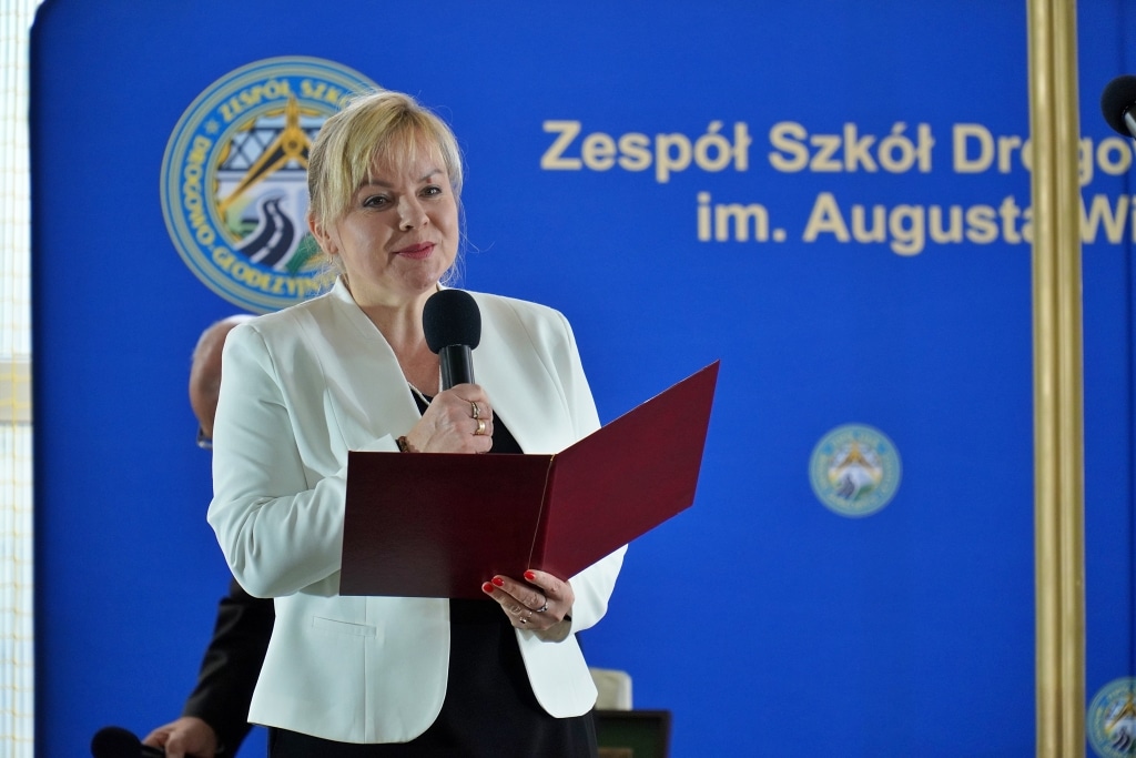 Dyrektorka Zespołu Szkół Drogowo-Geodezyjnych im. Augusta Witkowskiego w Jarosławiu przemawia.