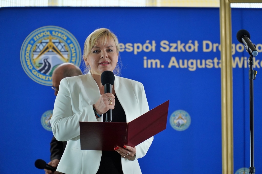 Dyrektorka Zespołu Szkół Drogowo-Geodezyjnych im. Augusta Witkowskiego z mikrofonem.