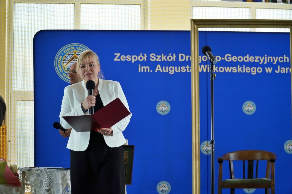 Dyrektorka Zespołu Szkół Drogowo-Geodezyjnych w Jarosławiu przemawia podczas jubileuszu.