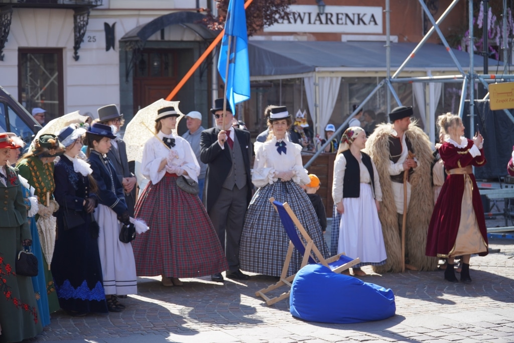 Uroczyste otwarcie sezonu turystycznego 2026 w Jarosławiu z ludźmi w strojach historycznych.
