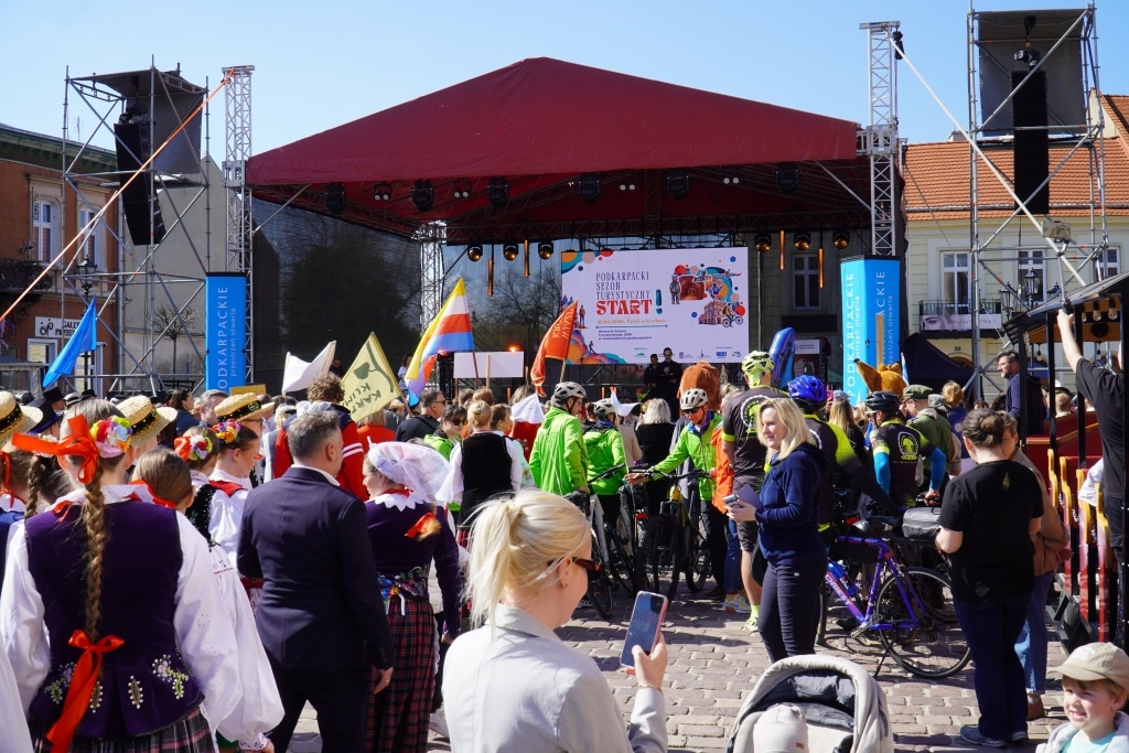 Uroczyste otwarcie sezonu turystycznego 2026 w Jarosławiu - scena i tłum.