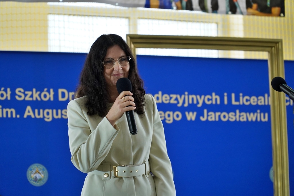 Dyrektorka Zespołu Szkół Drogowo-Geodezyjnych i Licealnych im. Augusta Witkowskiego w Jarosławiu przemawia.