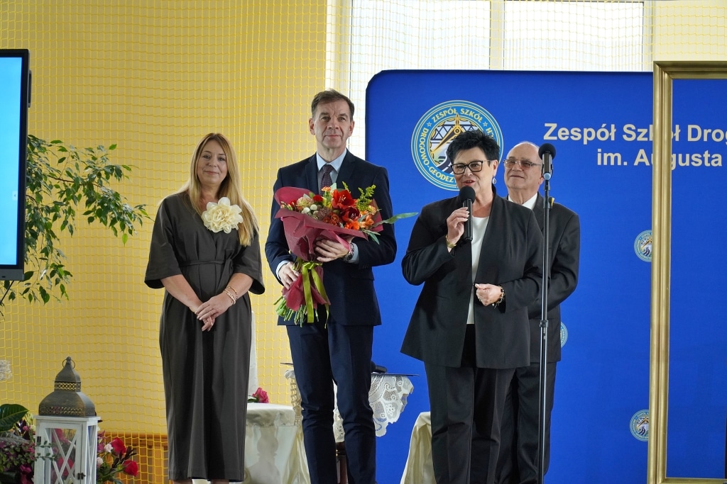 Jubileusz 85-lecia Zespołu Szkół Drogowo-Geodezyjnych: wręczenie bukietu.