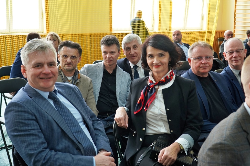 Uczestnicy jubileuszu 85-lecia Zespołu Szkół w Jarosławiu siedzą na widowni.