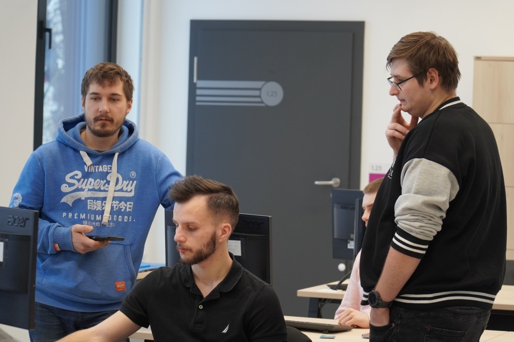 Warsztaty Transsystem-EPLAN: studenci pracują przy komputerach.