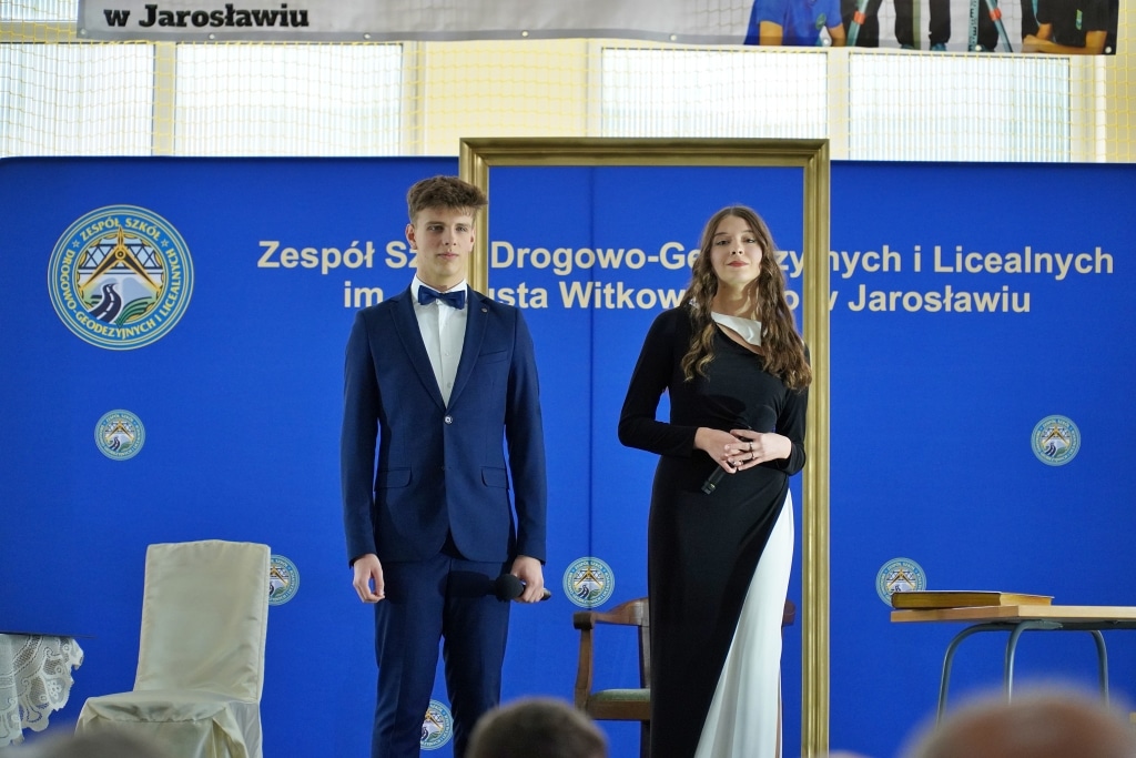 Para młodzieży na scenie podczas jubileuszu 85-lecia Zespołu Szkół Drogowo-Geodezyjnych w Jarosławiu.