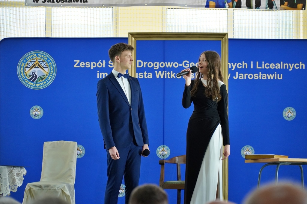 Młodzi ludzie podczas jubileuszu 85-lecia Zespołu Szkół Drogowo-Geodezyjnych i Licealnych w Jarosławiu.