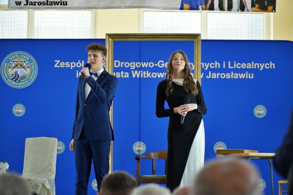 Młodzi ludzie na scenie podczas jubileuszu Zespołu Szkół w Jarosławiu