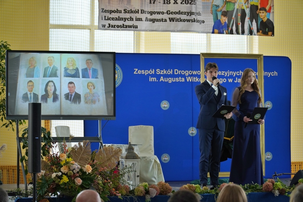 Jubileusz 85-lecia szkoły w Jarosławiu: prezentacja na ekranie i prowadzący