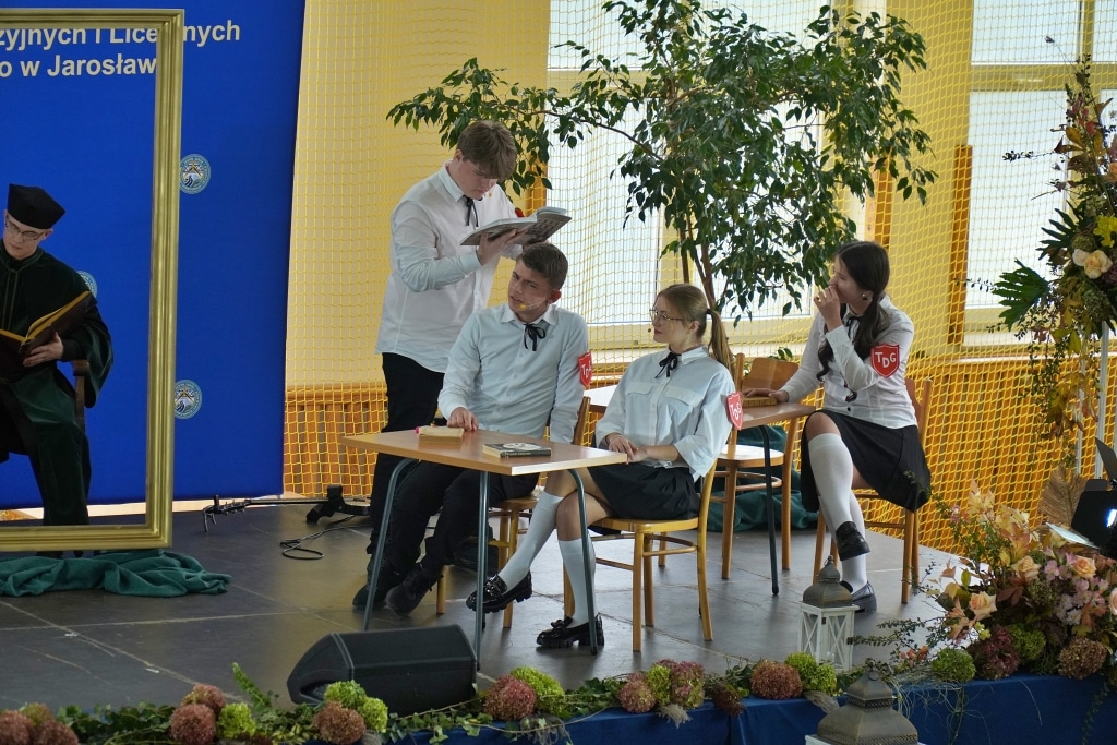 Uczniowie Zespołu Szkół Drogowo-Geodezyjnych i Licealnych w Jarosławiu podczas uroczystości