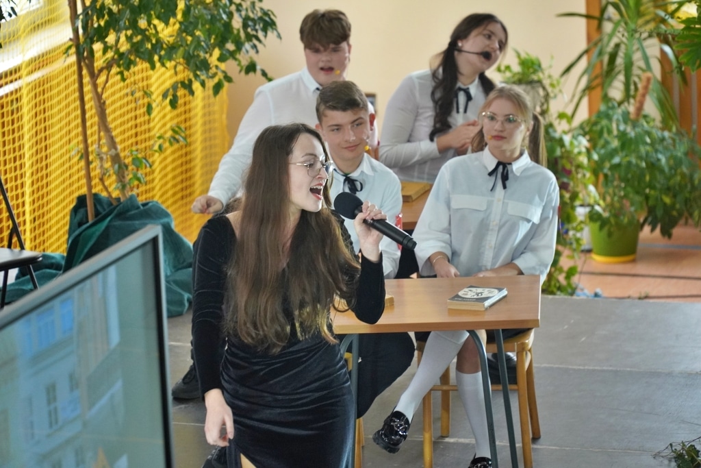 Uczniowie świętują jubileusz 85-lecia Zespołu Szkół Drogowo-Geodezyjnych i Licealnych w Jarosławiu.