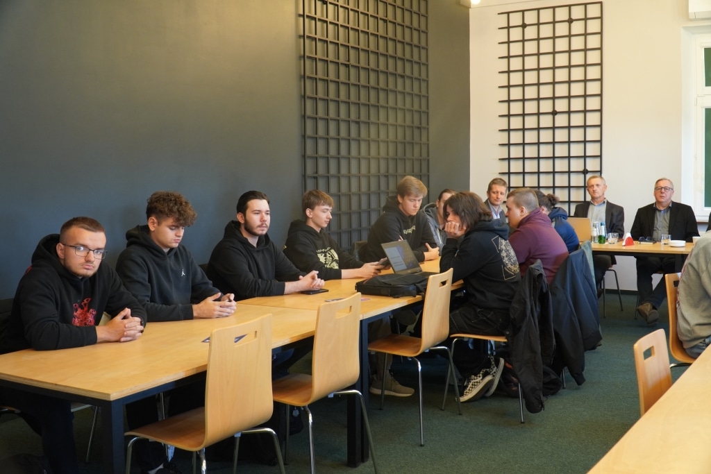 Uczestnicy konferencji RIPE w Jarosławiu przy stołach.