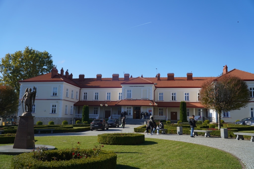 Budynek z czerwonym dachem i dziedzińcem, miejsce konferencji RIPE w Jarosławiu