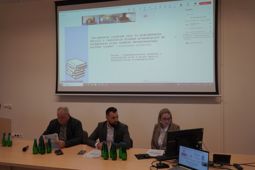 Prezentacja o bezpieczeństwie informacyjnym w zarządzaniu kryzysowym podczas konferencji naukowej.