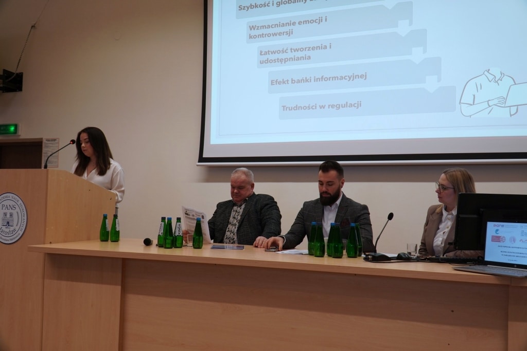 Uczestnicy konferencji naukowej "Bezpieczeństwo Informacyjne w Zarządzaniu Kryzysowym