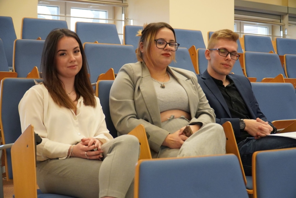 Uczestnicy konferencji Bezpieczeństwo Informacyjne w Zarządzaniu Kryzysowym siedzą w sali.