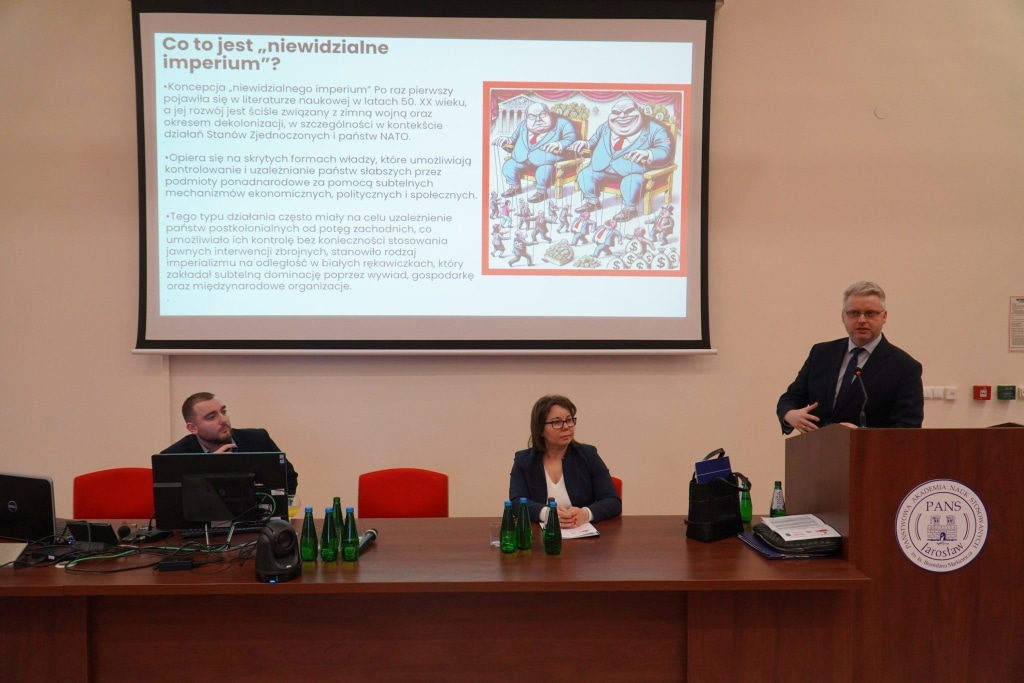 Prelegenci na konferencji naukowej o bezpieczeństwie informacyjnym w zarządzaniu kryzysowym