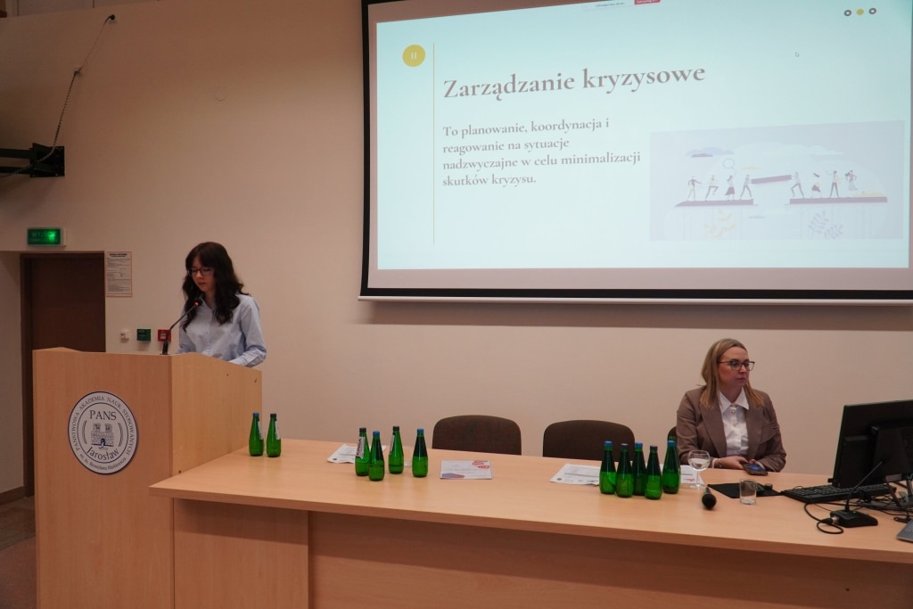 Prezentacja na temat zarządzania kryzysowego na konferencji PANS Jarosław.