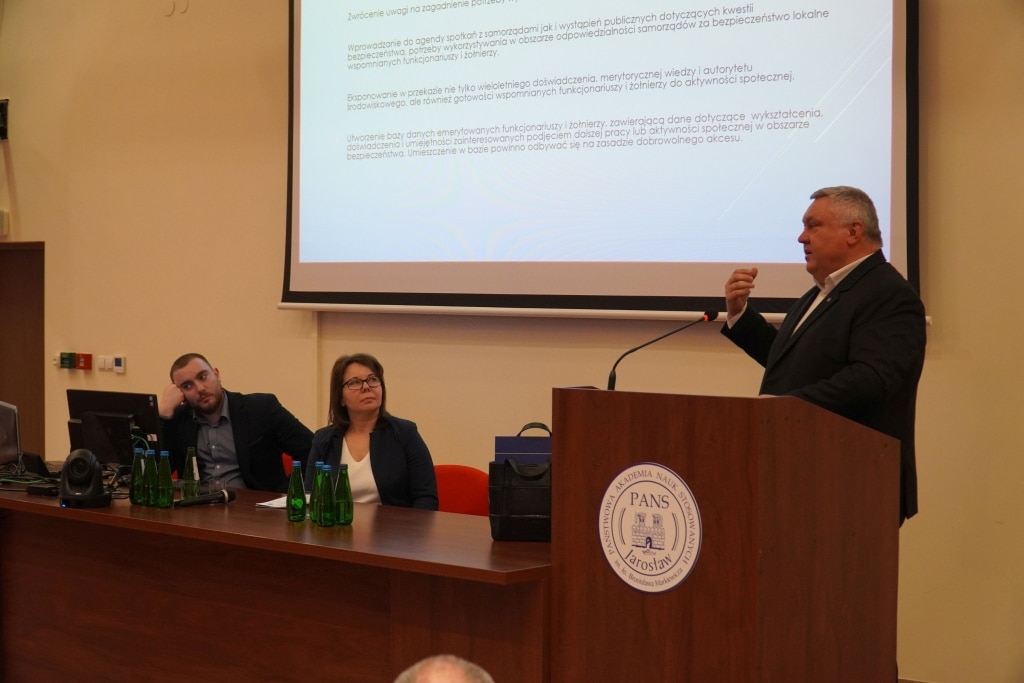 Prelegent podczas konferencji naukowej o bezpieczeństwie informacyjnym w zarządzaniu kryzysowym.