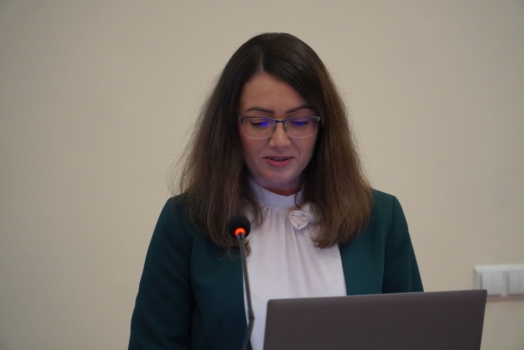 Kobieta w okularach podczas konferencji Bezpieczeństwo Informacyjne w Zarządzaniu Kryzysowym