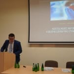 Piotr Jarosz, PANS Jarosław, prezentuje GMO na konferencji naukowej.