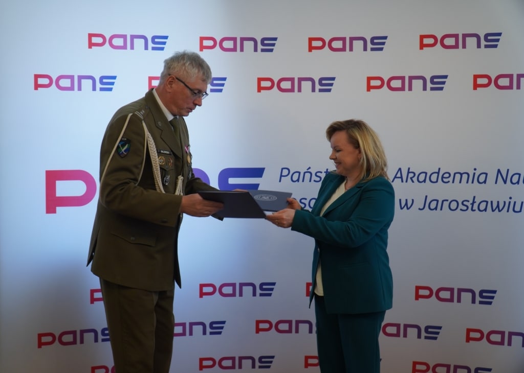 Podpisanie porozumienia z Wojskowym Centrum Rekrutacji w Jarosławiu przez przedstawicieli PANS
