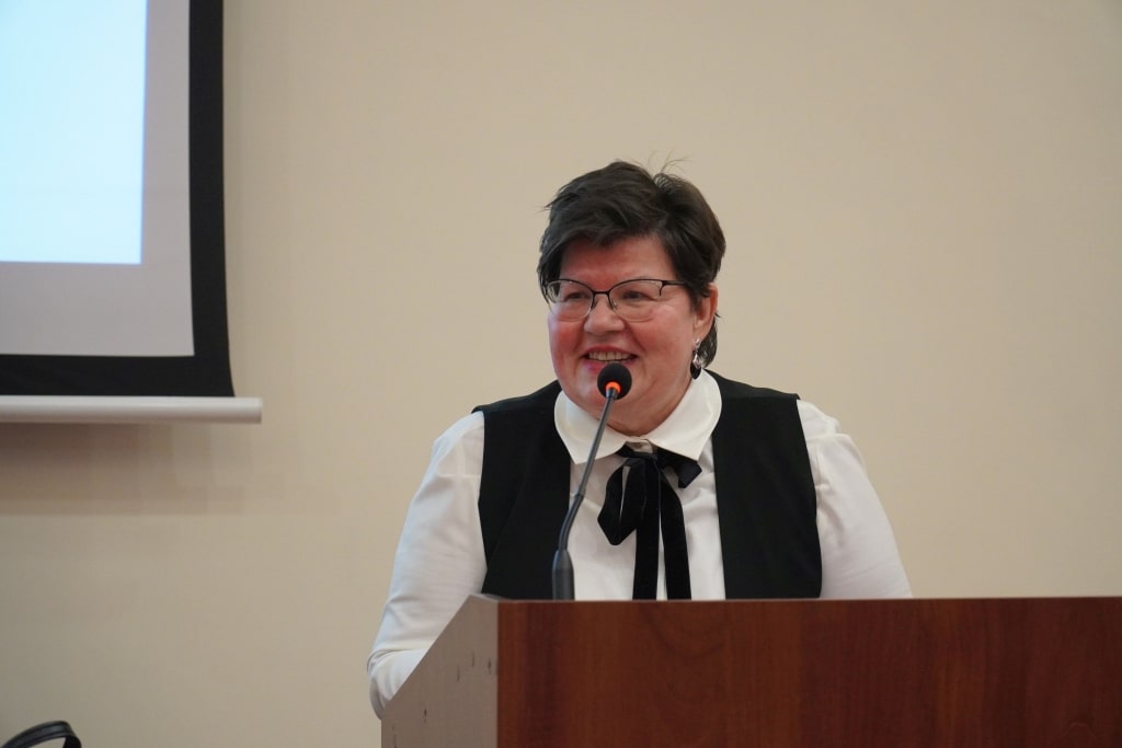 Kobieta przemawia na konferencji naukowej Bezpieczeństwo Informacyjne w Zarządzaniu Kryzysowym