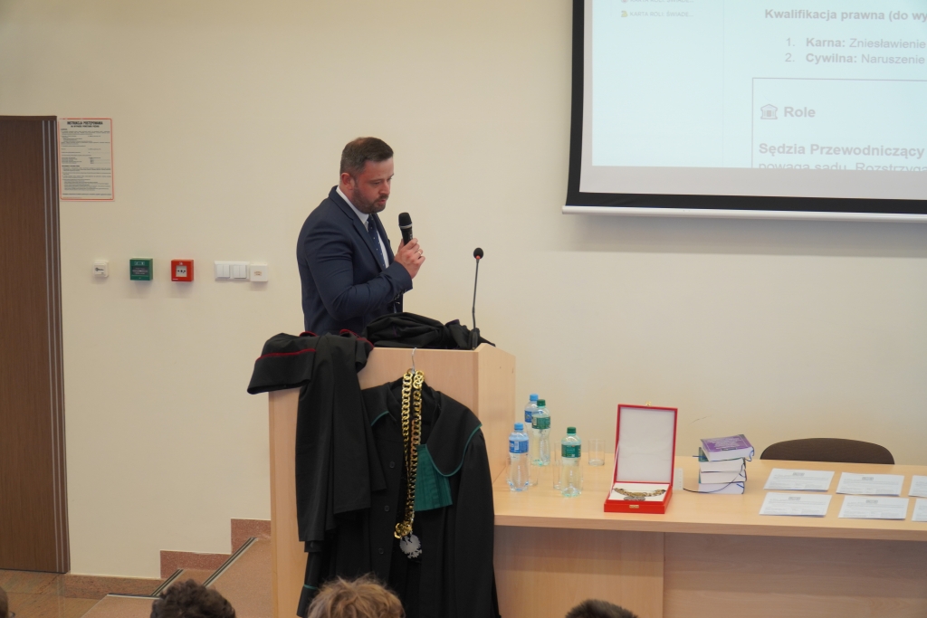 Sędzia podczas symulacji rozprawy sądowej „Meandry prawa”