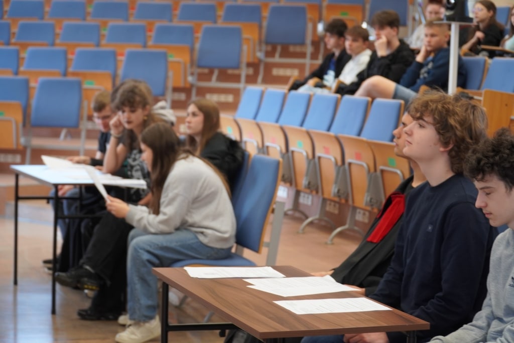 Studenci prawa podczas symulacji rozprawy sądowej „Meandry prawa”