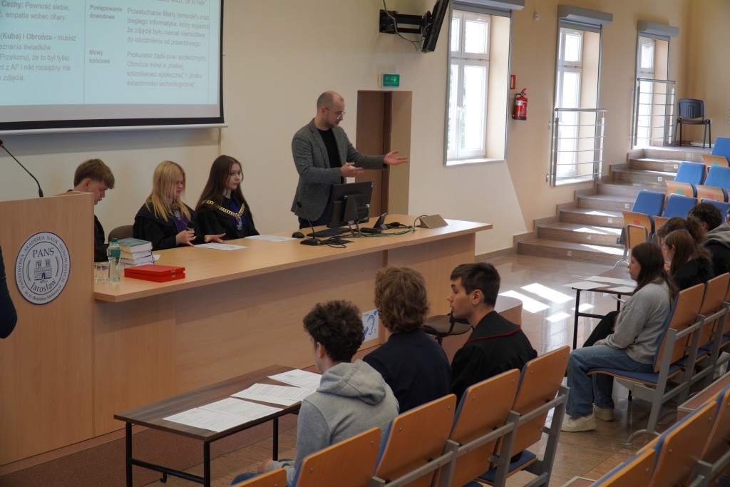 Symulacja rozprawy sądowej: studenci prawa i wykładowca w sali.