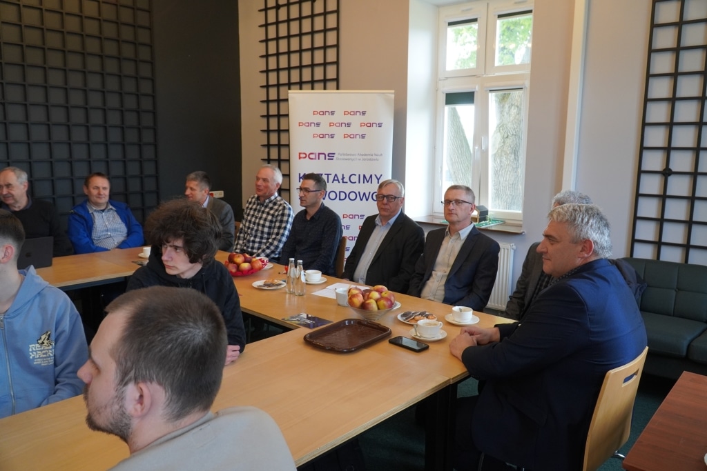Spotkanie ISP i ICT podczas RIPE 92 w Jarosławiu, uczestnicy przy stole.