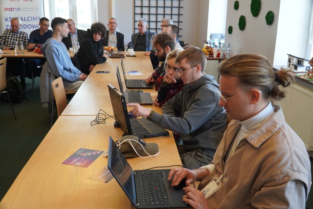 Uczestnicy spotkania ISP i ICT na RIPE 92 w Jarosławiu pracujący przy laptopach.