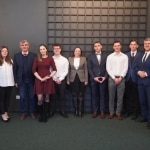 Grupa studentów i wykładowców podczas obrony prac dyplomowych z logistyki