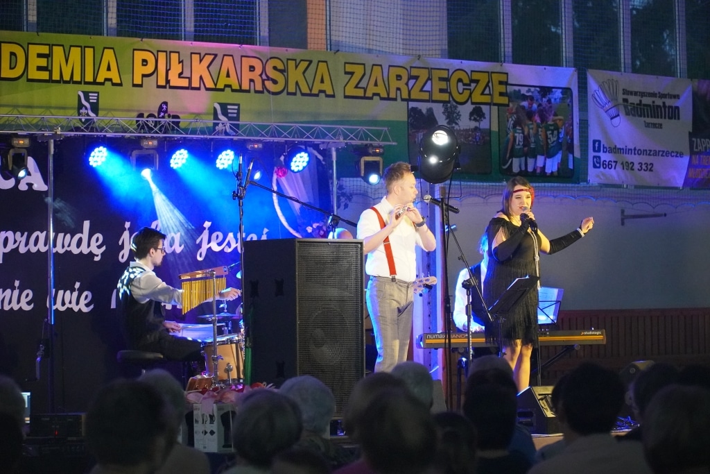Występ na Gminnym Dniu Kobiet w Zarzeczu: zespół muzyczny na scenie.