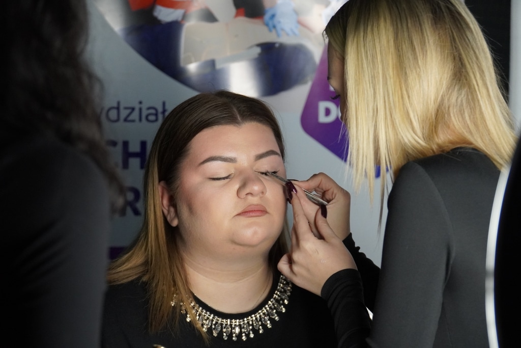 Makijaż podczas Gminnego Dnia Kobiet w Zarzeczu