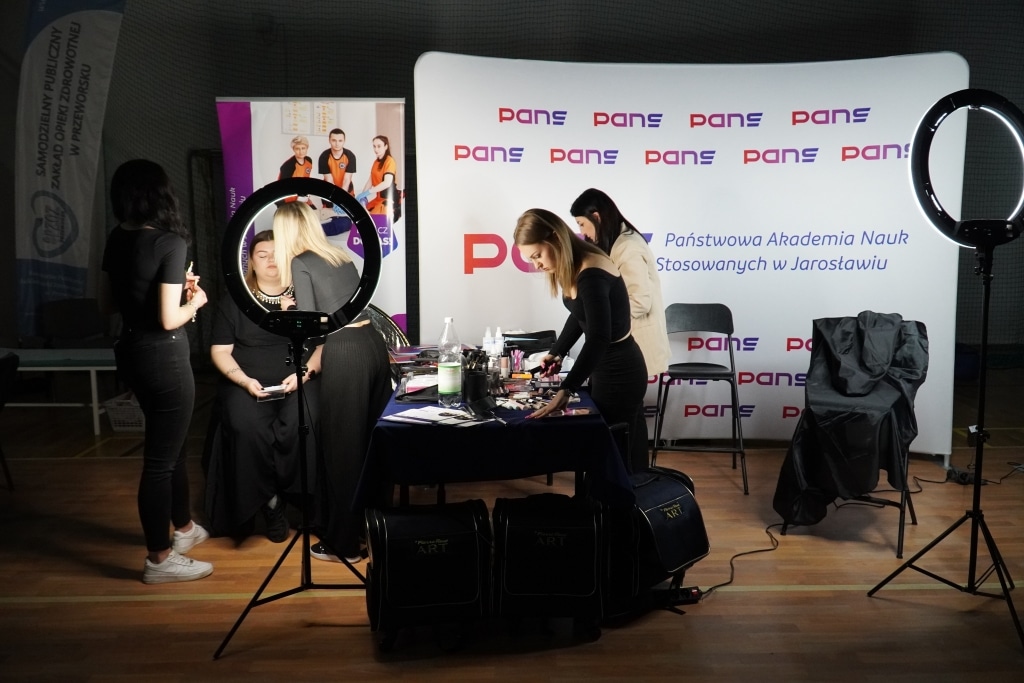Dzień Kobiet w Zarzeczu: makijażystki przygotowują modelki przy stoisku PANS