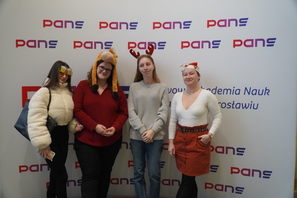 Studentki świętują Dzień Studenta w świątecznych przebraniach.