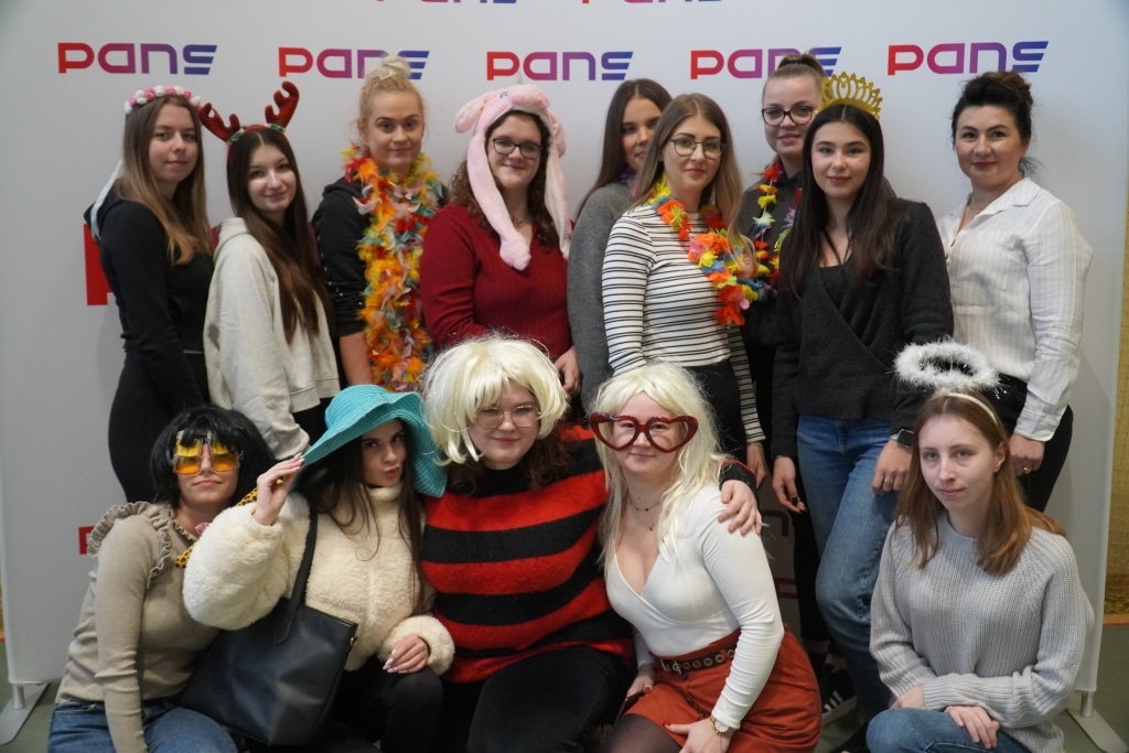 Grupa studentek w strojach karnawałowych świętuje Dzień Studenta.