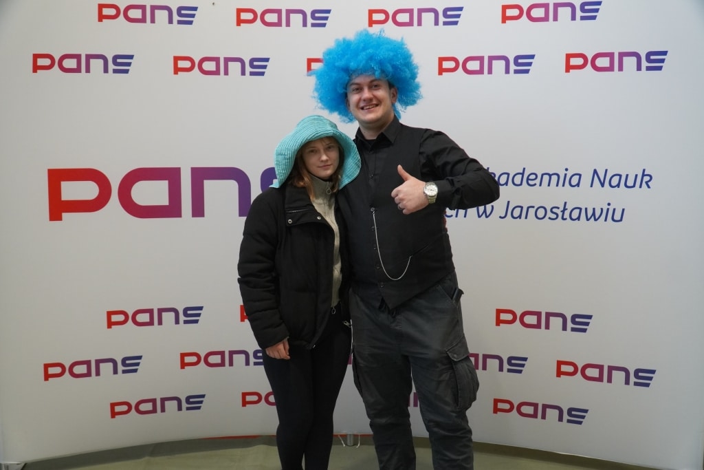 Studenci świętują Dzień Studenta w PANS Jarosław w niebieskich perukach i kapeluszach.
